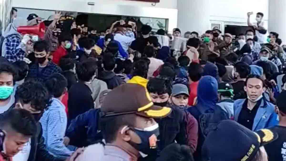 Tolak Omnibus Law, Mahasiswa Geruduk Gedung DPRD Kutim