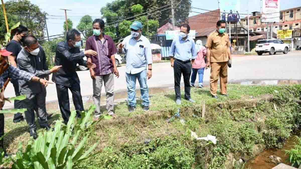 DPRD Kutim dan Perusahaan Tinjau Drainase Yang Mengakibatkan Banjir di Road 9