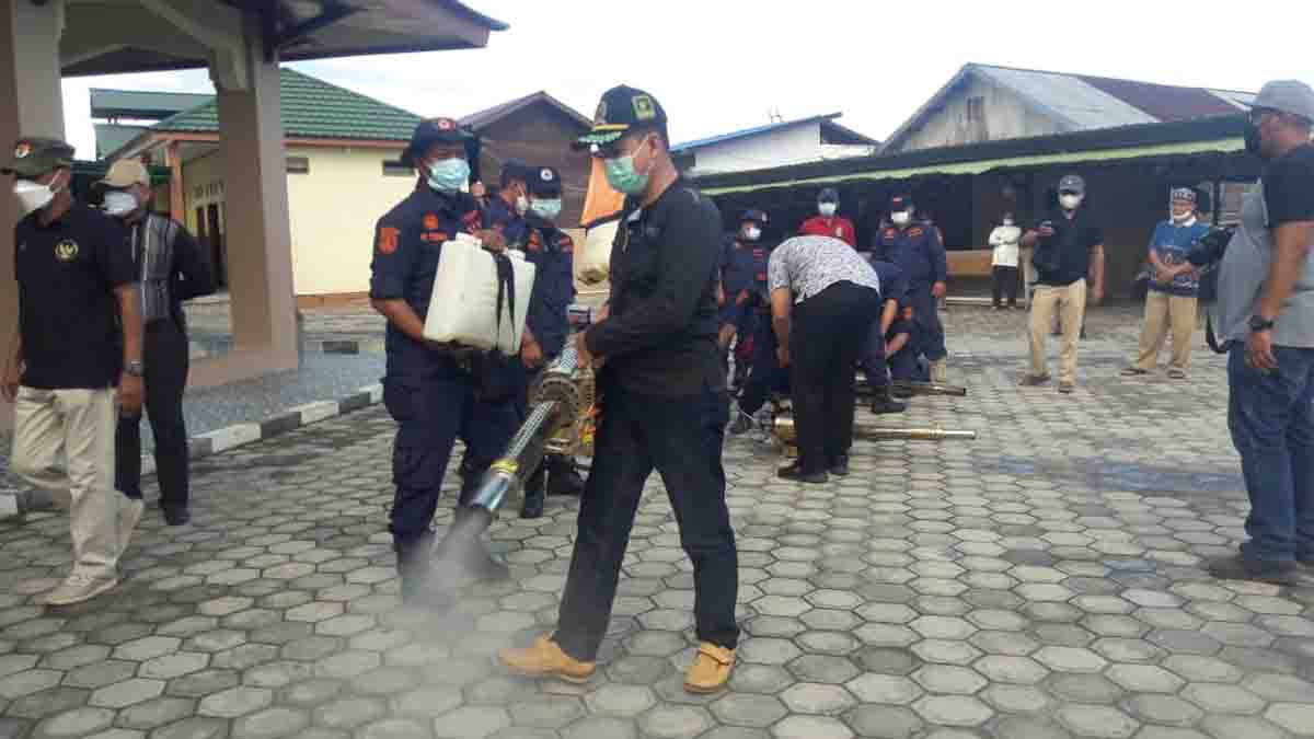 Ketua DPRD Kutim Lakukan Penyemprotan Di Masjid Ar Rahman