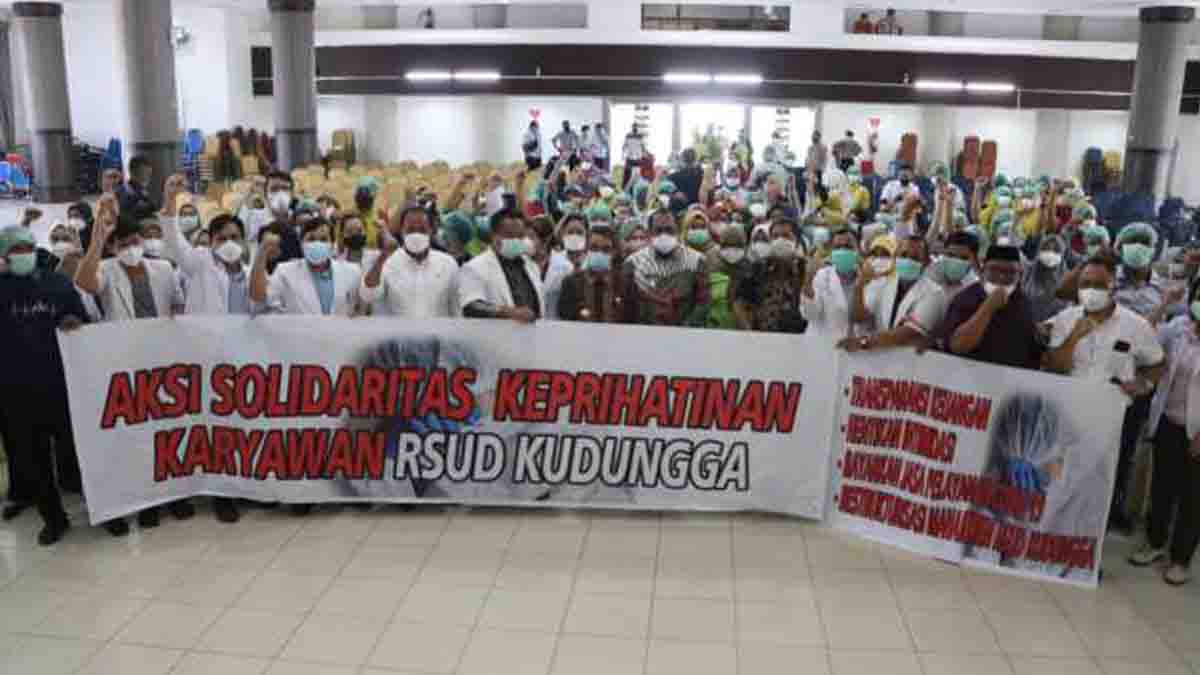 Ratusan Karyawan RSUD Kudungga Berunjuk Rasa